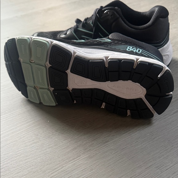 new balance 840’s size 8 - Picture 3 of 6